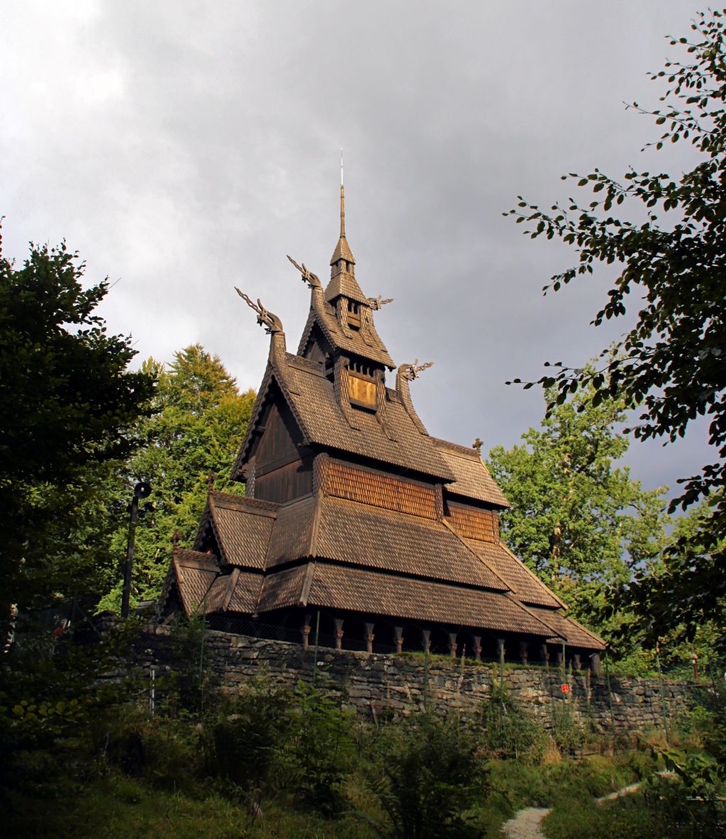 La iglesia de madera de Fantoft en Bergen - MAPA Y MOCHILA