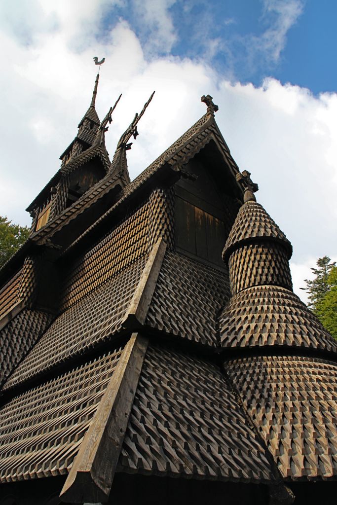 La iglesia de madera de Fantoft en Bergen - MAPA Y MOCHILA