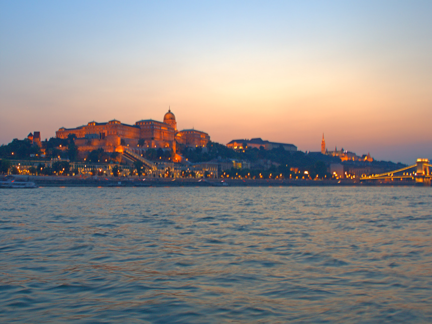 Crucero en Budapest al atardecer