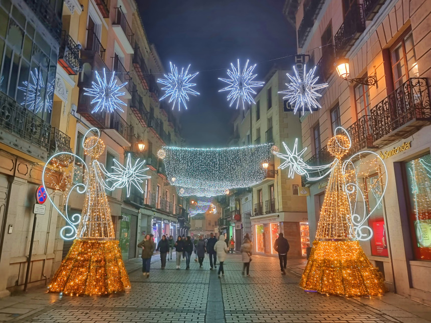 Iluminación navideña en la Calle Comercio en Toledo