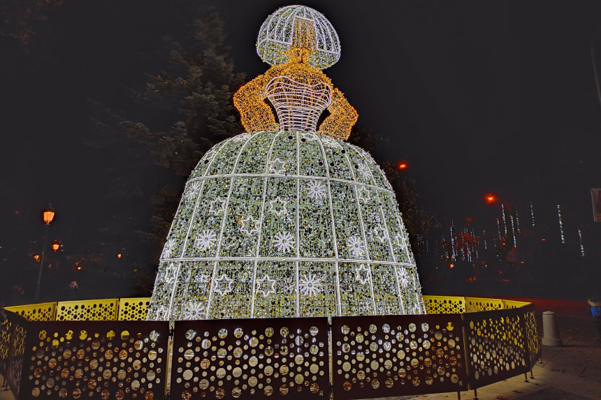 iluminación navideña en Madrid - menina gigante