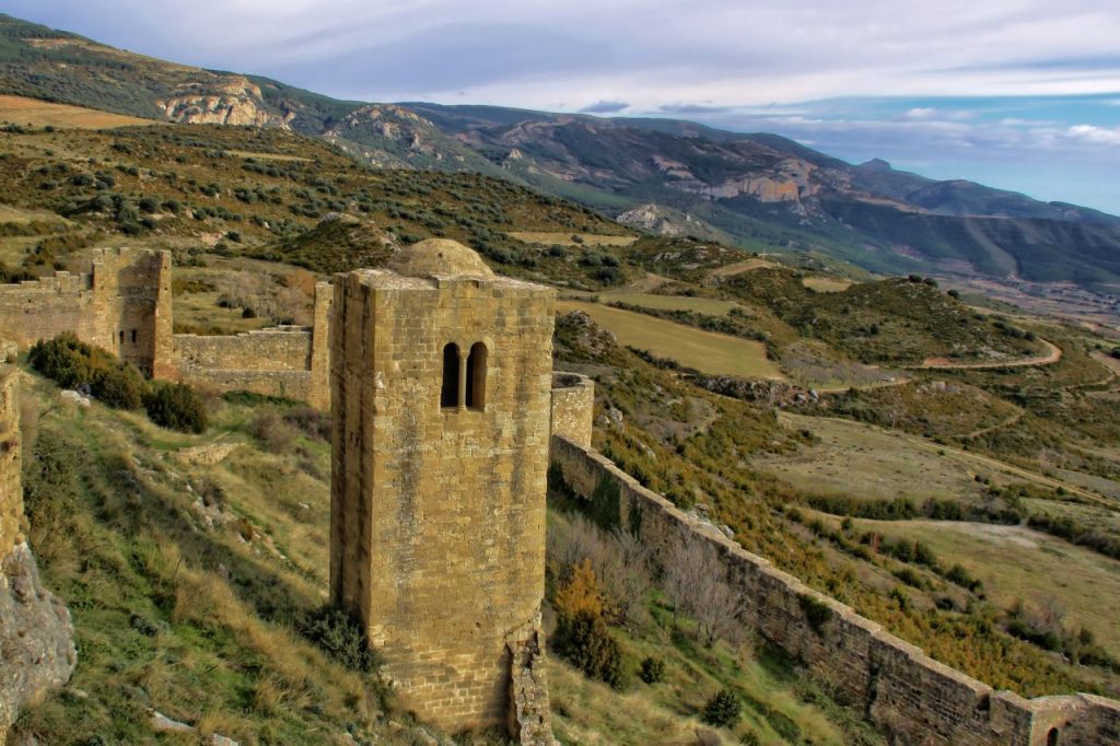 Torre Albarrana y muralla del Castillo de Loarre