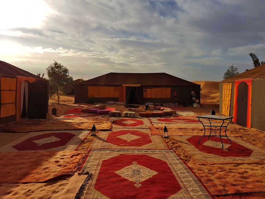 campamento de jaimas en el desierto de Merzouga