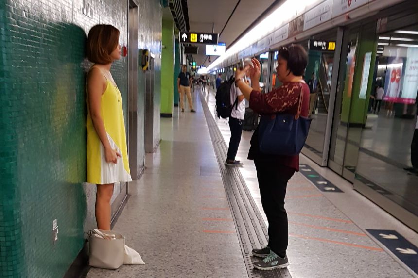 haciendo una foto en el metro de Beijing