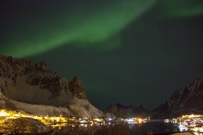 aurora boreal en Reine, islas Lofoten