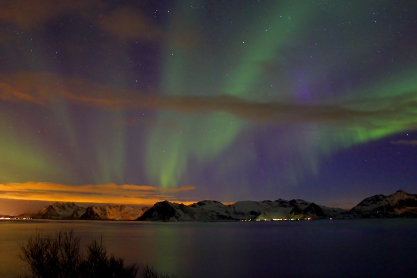 aurora boreal con nubes