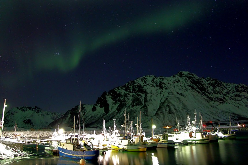 aurora boreal con contaminación lumínica