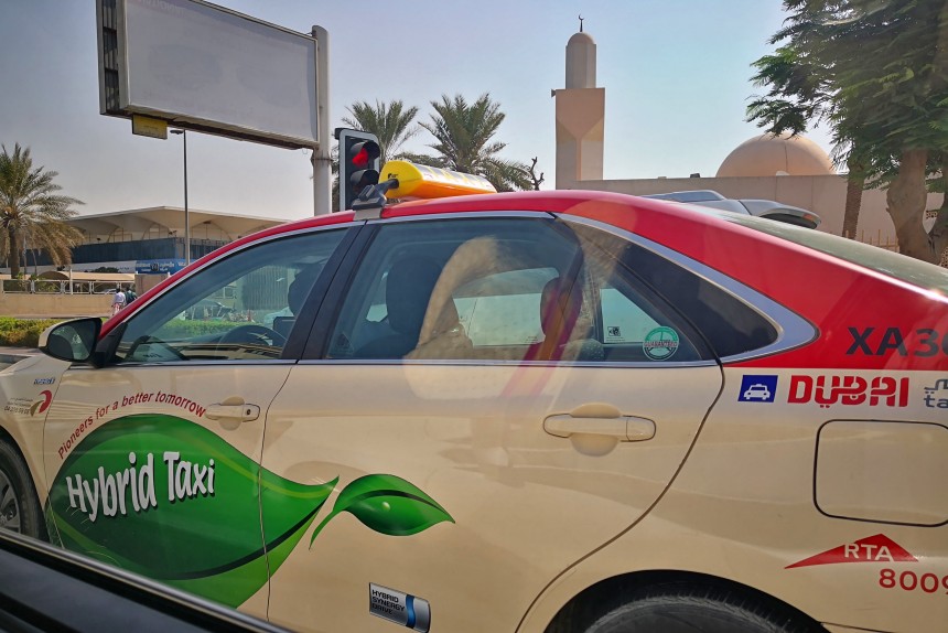 taxi híbrido en Dubai