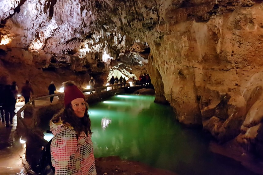 Noelia en el lago verde de la cueva de Valporquero