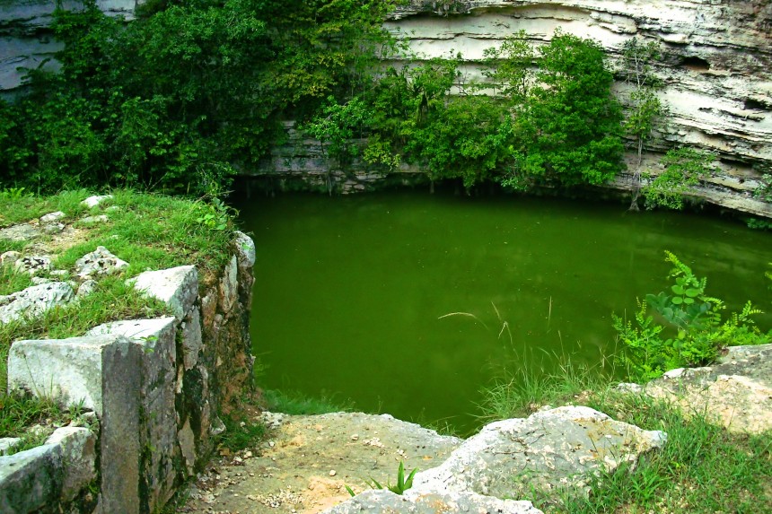 cenote sagrado de origen kárstico en México