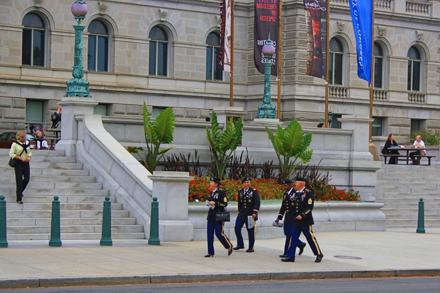 solados estadounidenses caminando por Washington DC