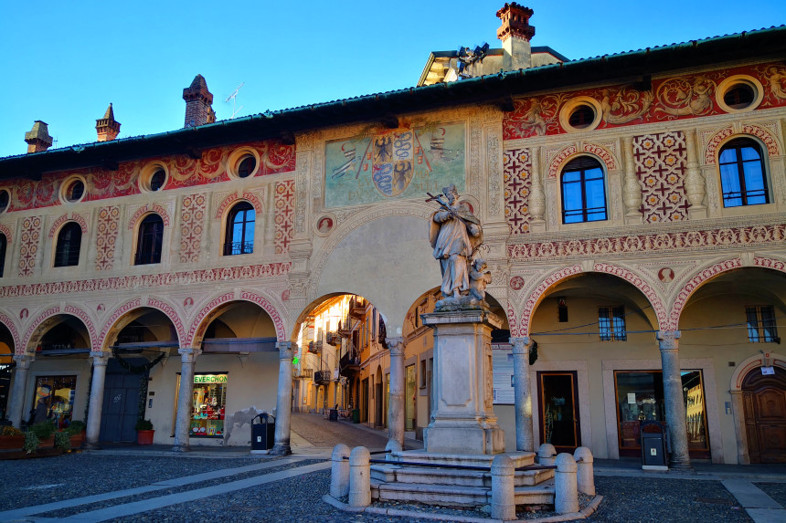 estatua de San Juan Nepomuceno en la Plaza Ducal de Vigevano