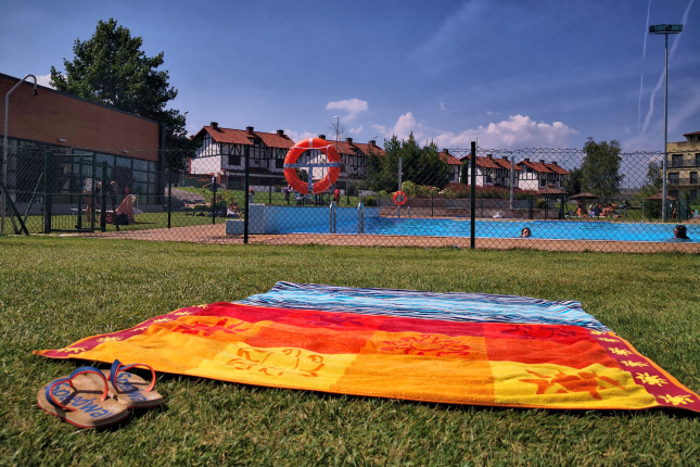 piscina y zona deportiva de un intercambio de casas