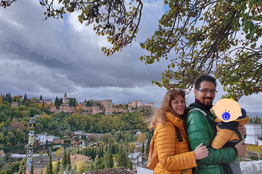 mapa y mochila en Granada