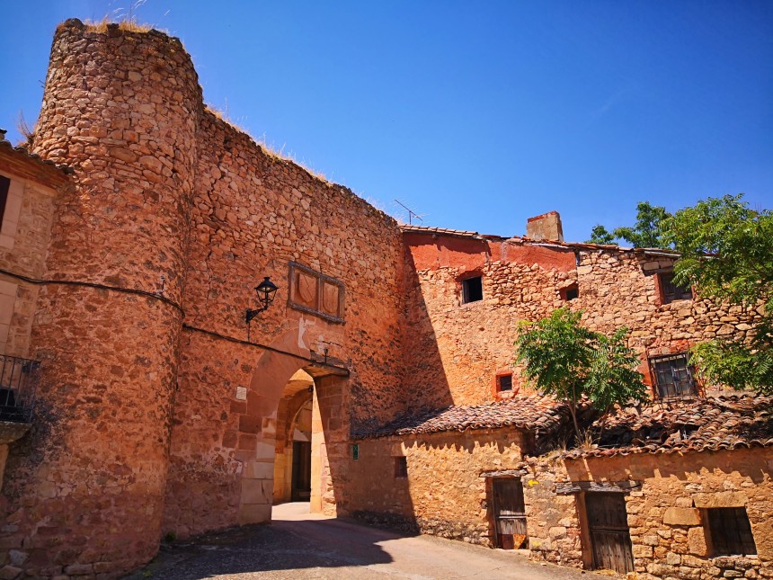 Puerta de la Villa con el escudo de los Mendoza