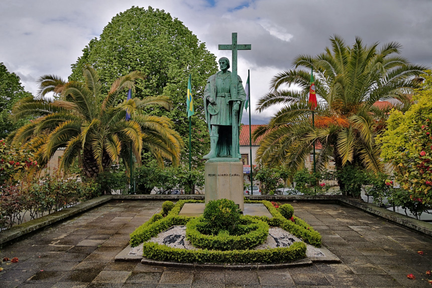 Estatua de pedro Alvaeres Cabral en Belmonte