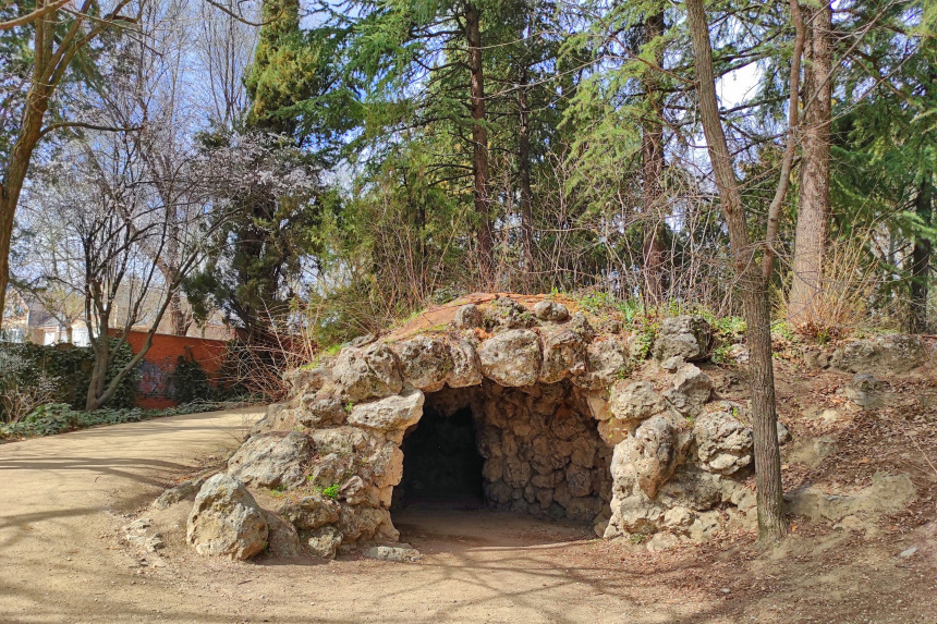 cueva lateral oeste de la Quinta de los Molinos