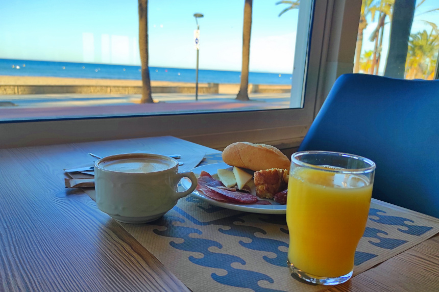 Desayuno con vistas al mar