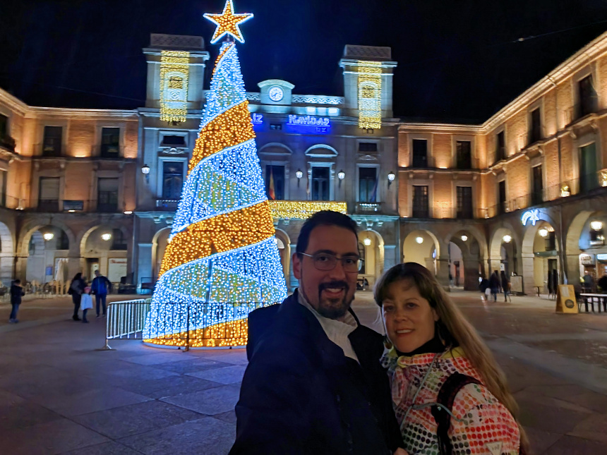 Ávila en Navidad con mapa y mochila