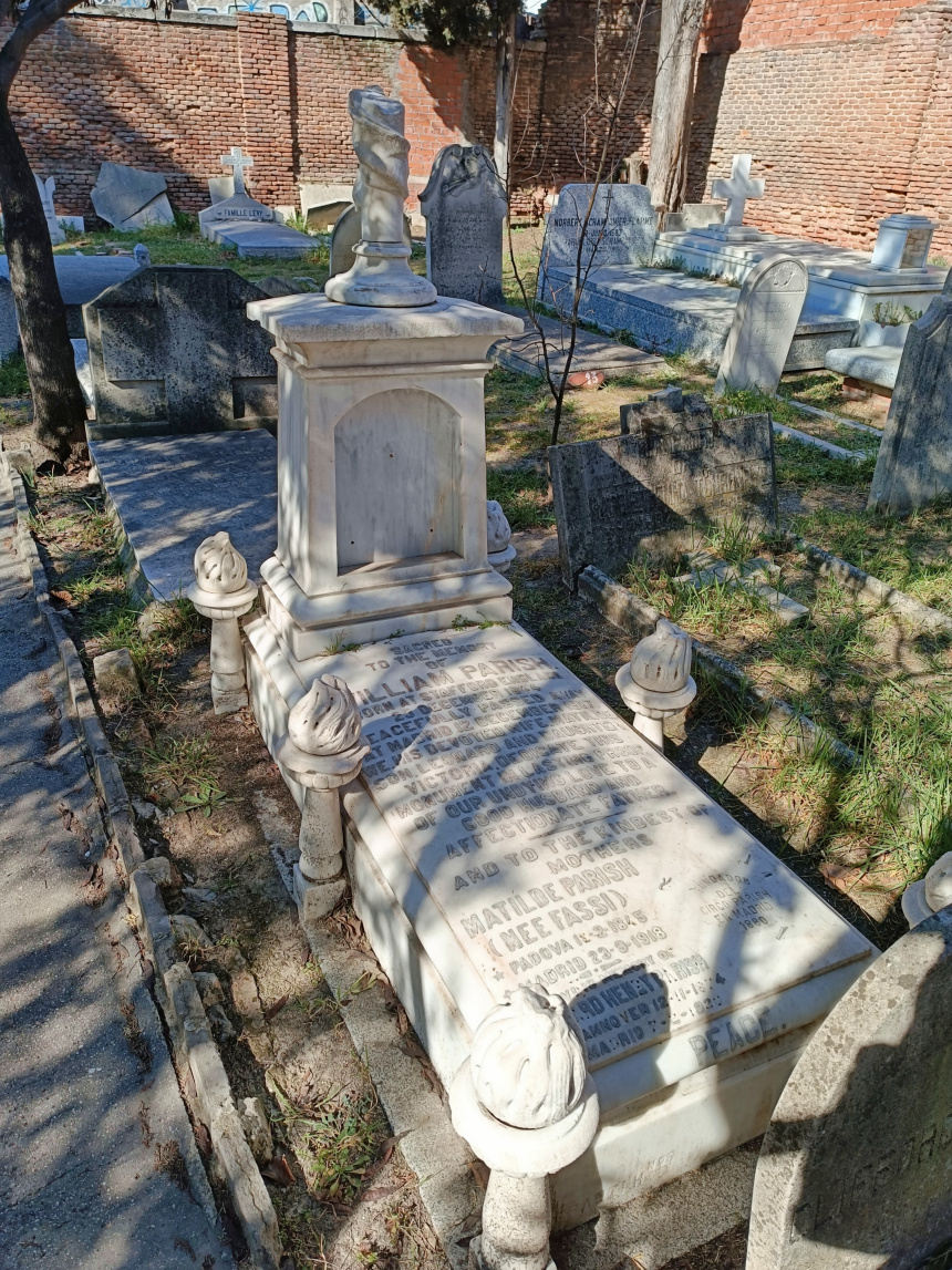 tumba de la familia Parish, propietaria del famoso Circo Price